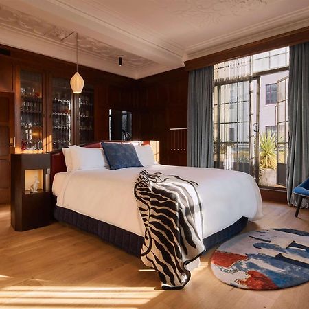 Qt Sydney Hotel Exterior photo A bedroom at the hotel
