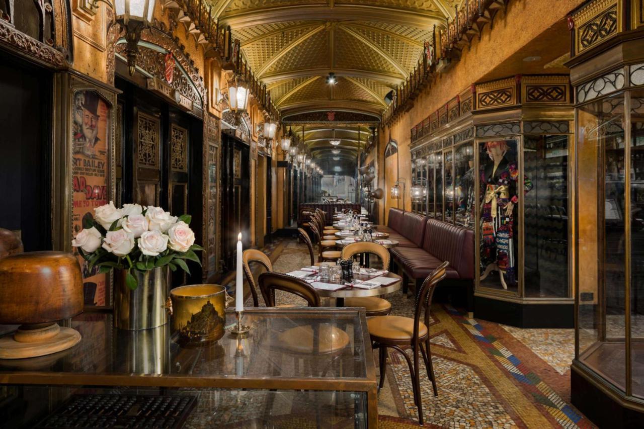 Qt Sydney Hotel Exterior photo Interior of the restaurant