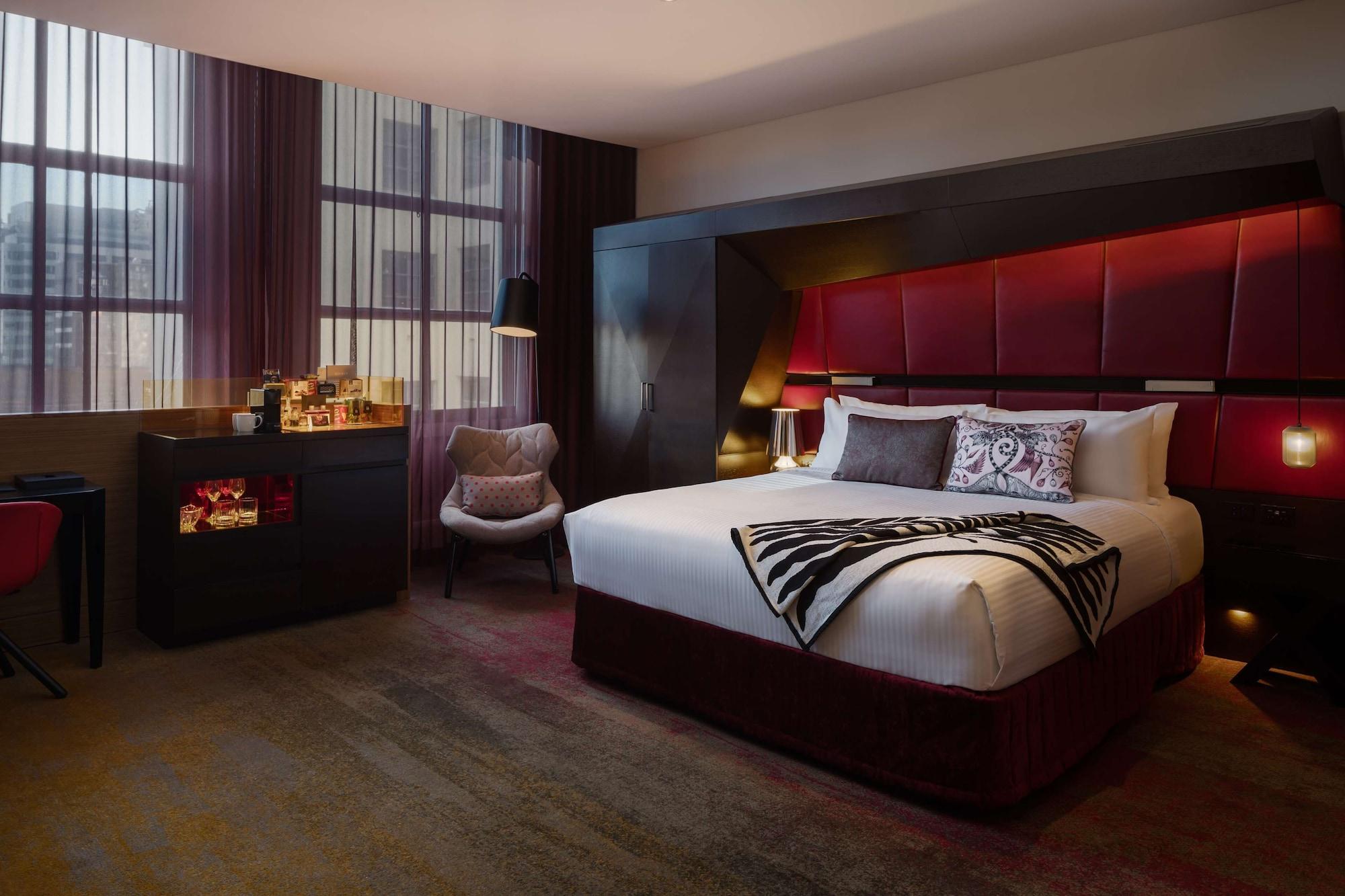 Qt Sydney Hotel Exterior photo Deluxe Room
