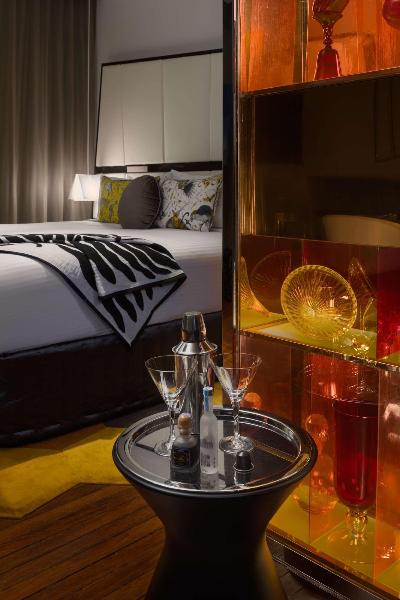 Qt Sydney Hotel Exterior photo A suite at the Mandarin Oriental, Hong Kong