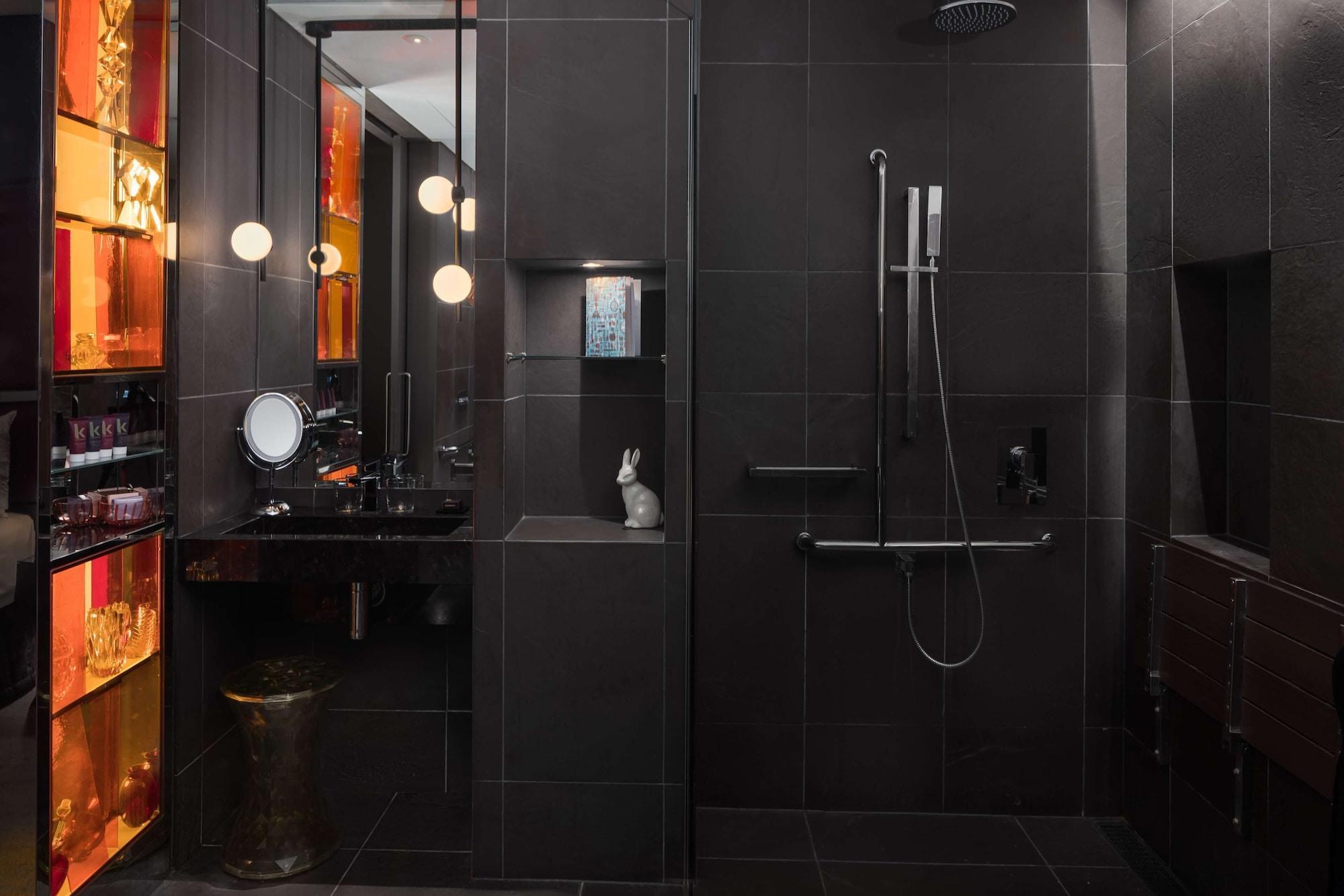 Qt Sydney Hotel Exterior photo Bathroom