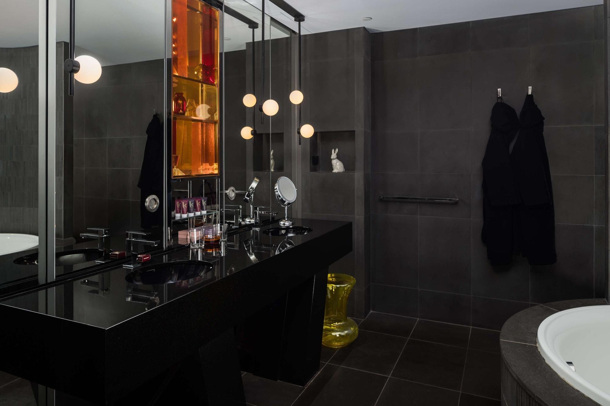 Qt Sydney Hotel Exterior photo Bathroom