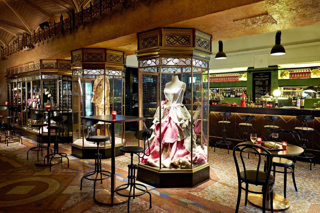 Qt Sydney Hotel Restaurant photo The interior of the restaurant