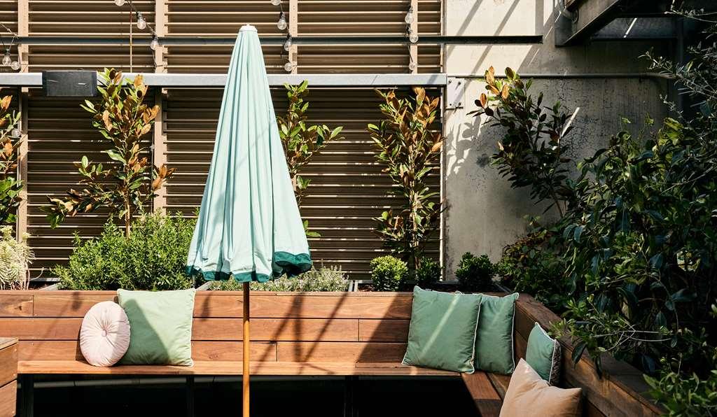 Qt Sydney Hotel Restaurant photo A patio umbrella