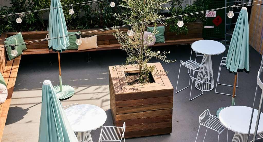 Qt Sydney Hotel Restaurant photo A tree in a planter box