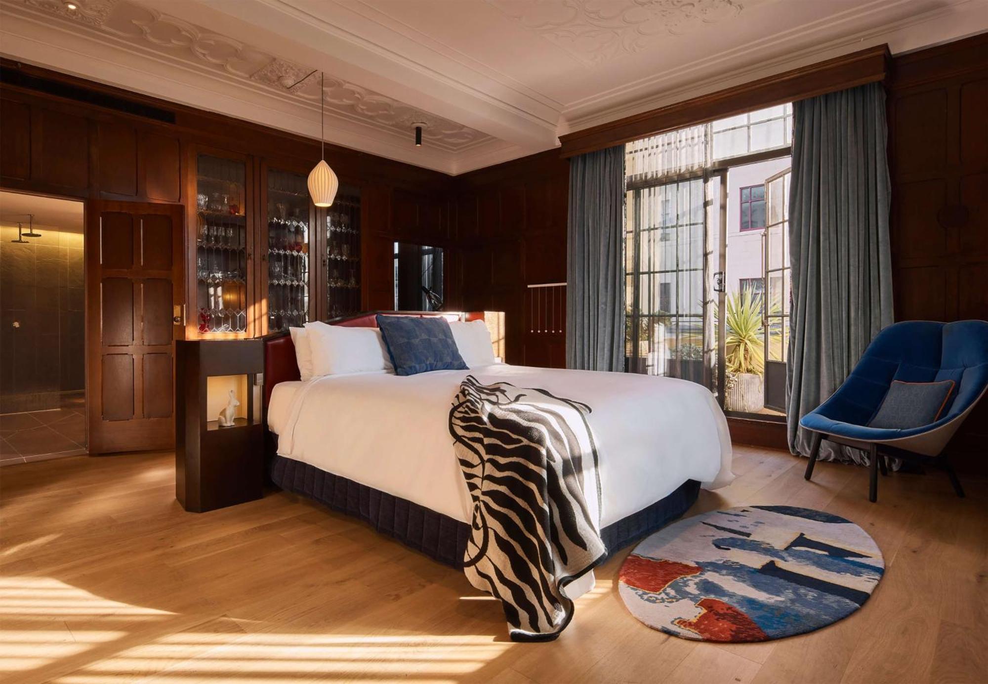 Qt Sydney Hotel Exterior photo A bedroom at the hotel